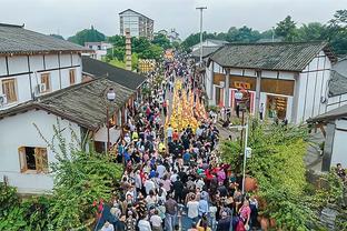 开完演唱会该支持球队了！伯纳乌放满大屏幕，将开放给皇马球迷观看欧冠决赛！